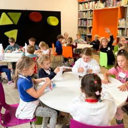 Mokiniai bibliotekoje
