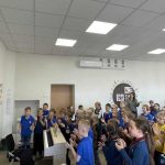 Mokiniai ploja į taktą