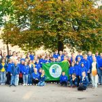 Mokiniai laiko Žaliąją vėliavą