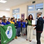 Direktorė priima Žaliąją vėliavą
