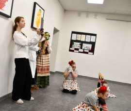 Teatrinukų ir šokėjų bendras pasirodymas
