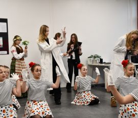 Teatrinukų ir šokėjų bendras pasirodymas