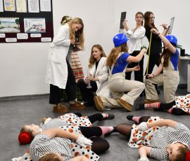 Teatrinukų ir šokėjų bendras pasirodymas
