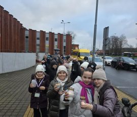 Mokiniai su žvakutėmis mieste