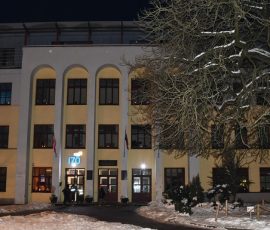 Mokyklos languose uždegtos žvakutės