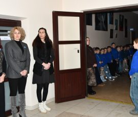 Mokiniai ir darbuotojai gieda himną