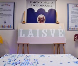 Laisvės stendas su Lietuvos vėliava